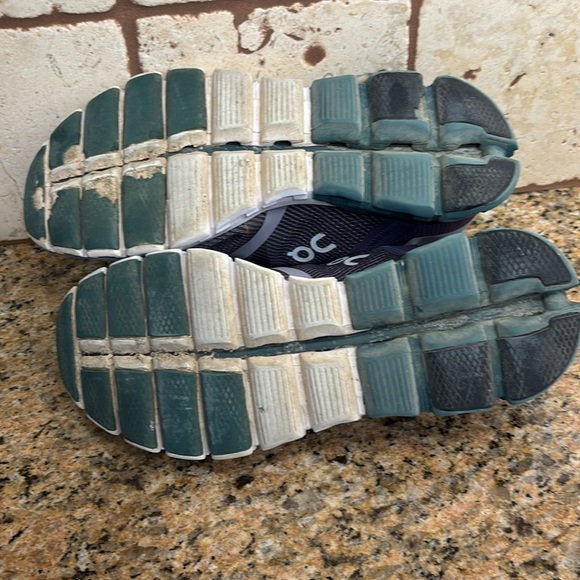 Women’s size 8 OnCloud runners - Picture 7 of 7